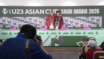 GGBET电竞赔率-与奖杯合影！安东尼奥：我们怀揣巨大梦想 胡荷韬：希望创造历史